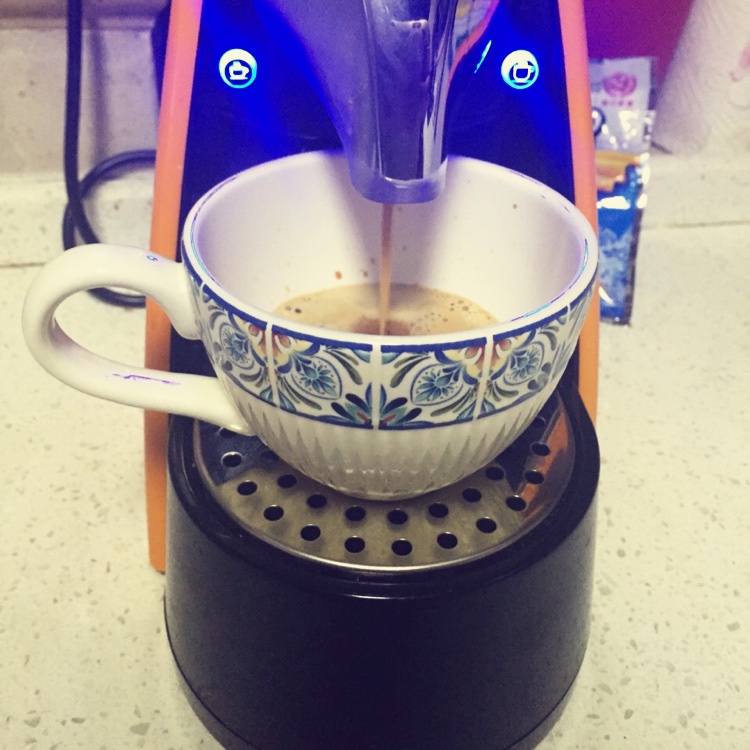 用AAA胶囊咖啡机做简单的卡布奇诺咖啡