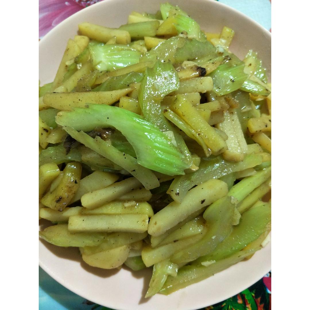 土豆炒芹菜