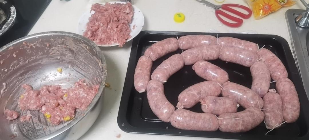 实验多次味道终于满意了～黑椒脆皮烤肠