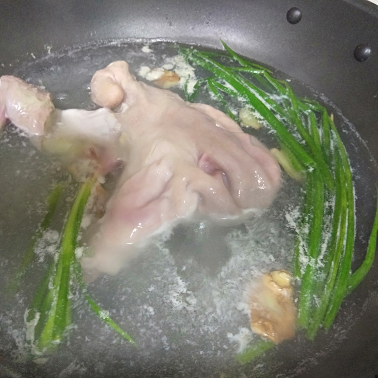 猪肚去湿汤的做法 步骤1