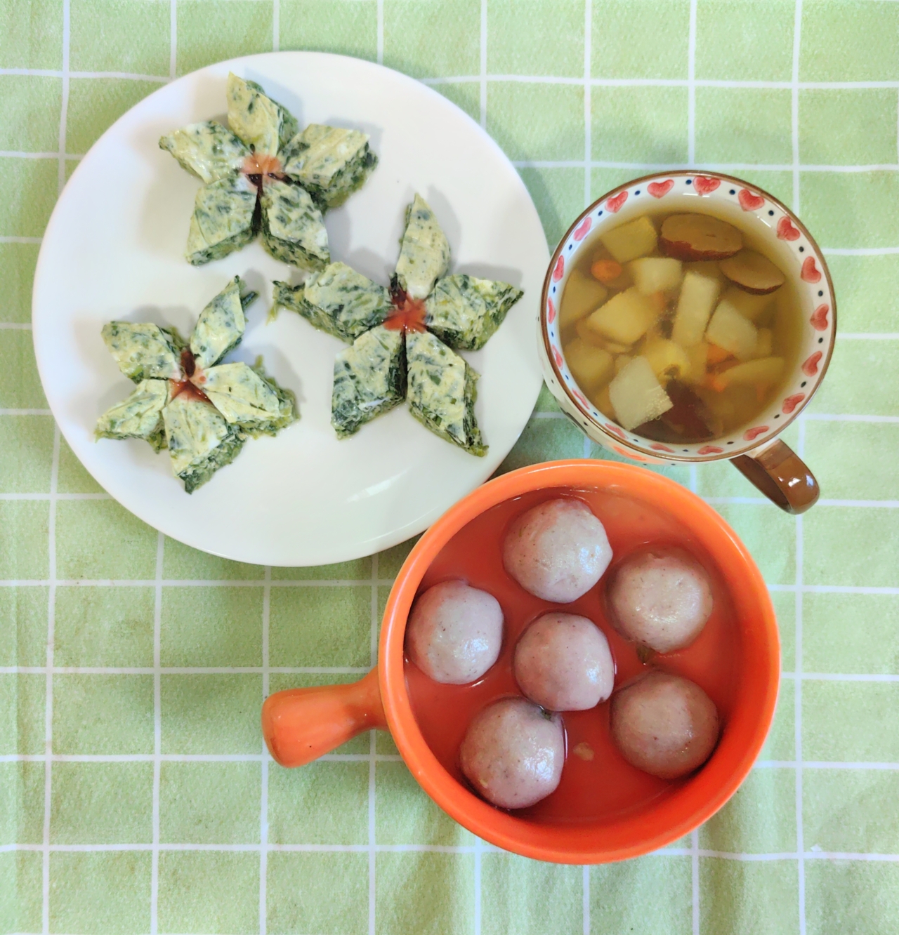 今日早餐：金针菇生菜鸡蛋汤圆，菠菜蒸蛋，红枣枸杞炖雪梨