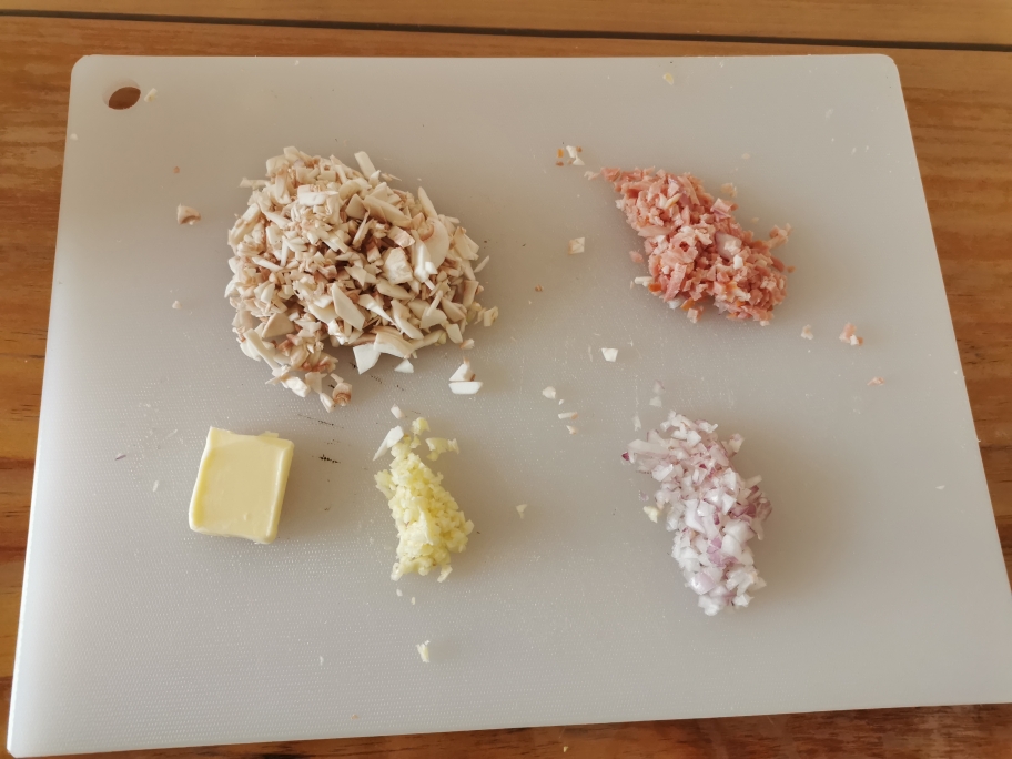 西餐经典汤品-培根奶油蘑菇浓汤的做法 步骤5