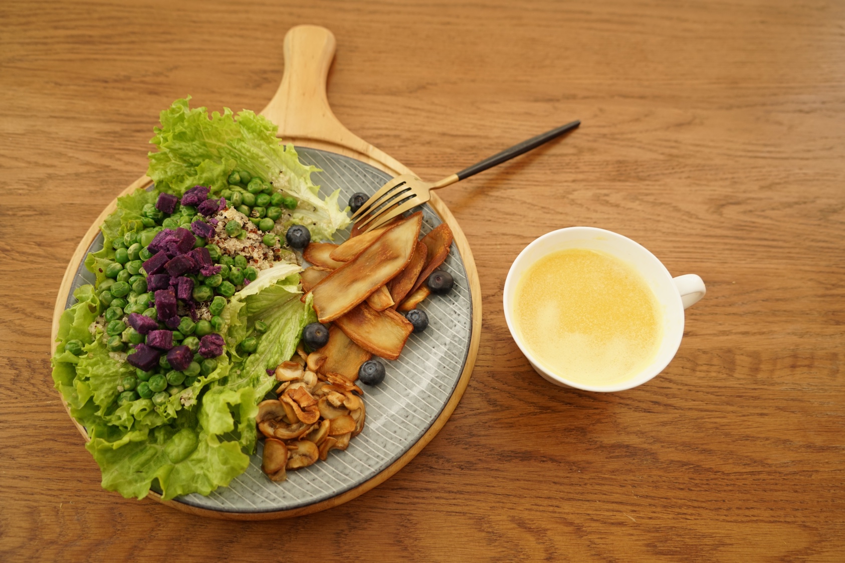 健康减脂早餐：紫薯藜麦沙拉配煎蘑菇的做法