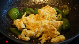 青椒炒鸡蛋【任何炒鸡蛋系列】如何炒出焦香诱人的青椒炒蛋的做法 步骤6