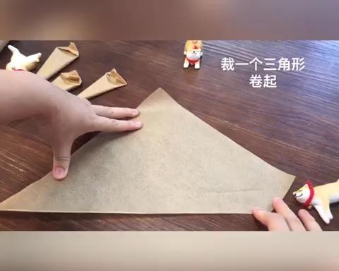 实用小技巧：硅油纸折裱花袋（蛋糕写字、绘画描线）的做法