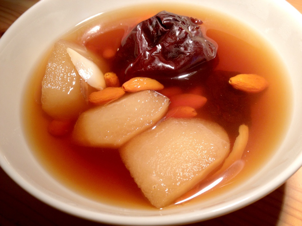 兔走云做的雪梨红枣枸杞汤