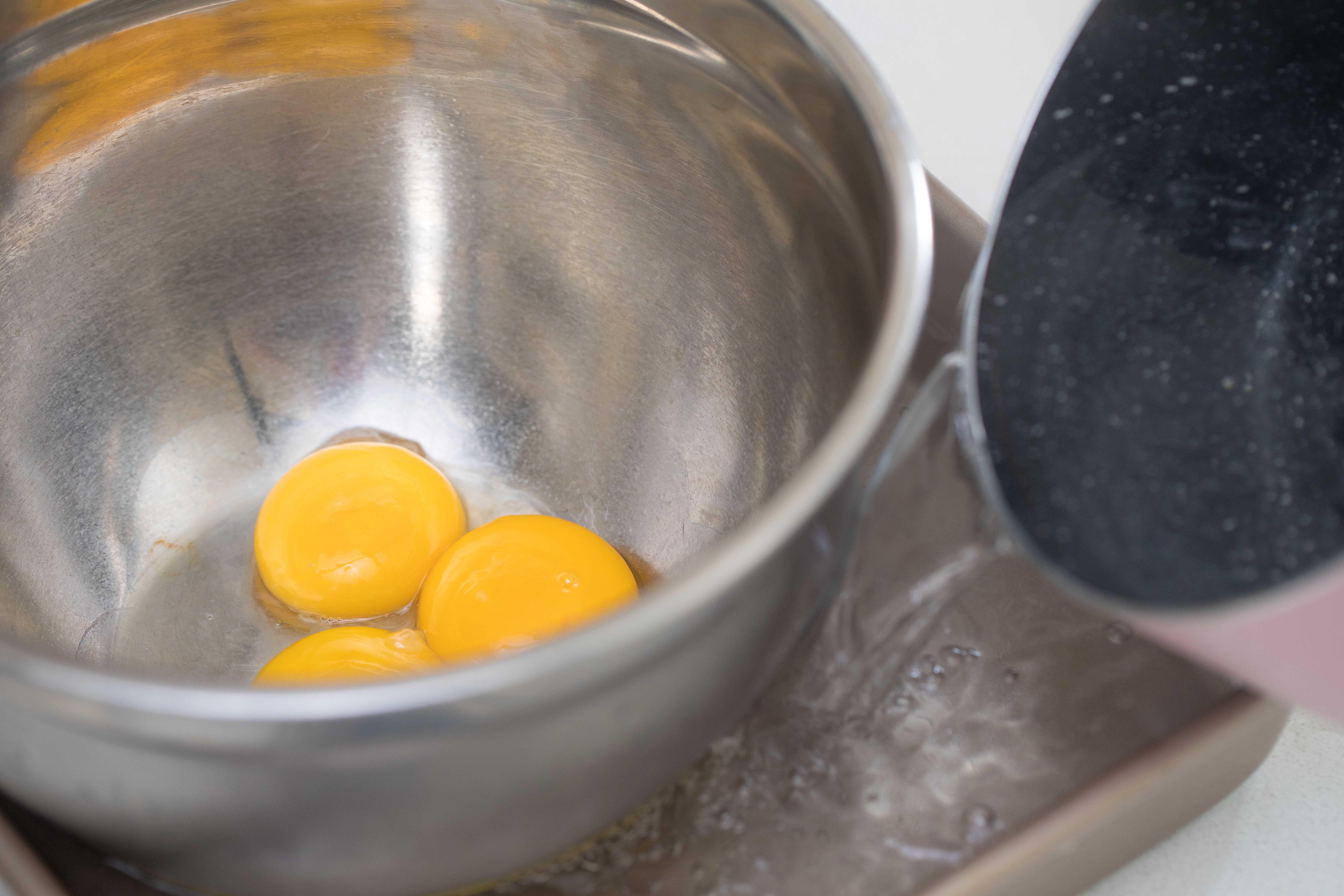果蔬汁蛋黄溶豆的做法 步骤3