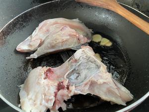 砂锅鱼头炖豆腐的做法 步骤3