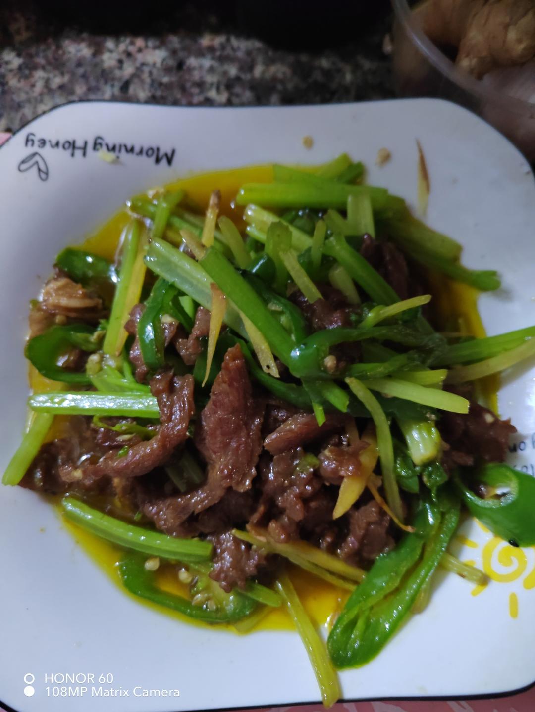 下饭神器又来了，试试这道芹菜炒牛肉！！