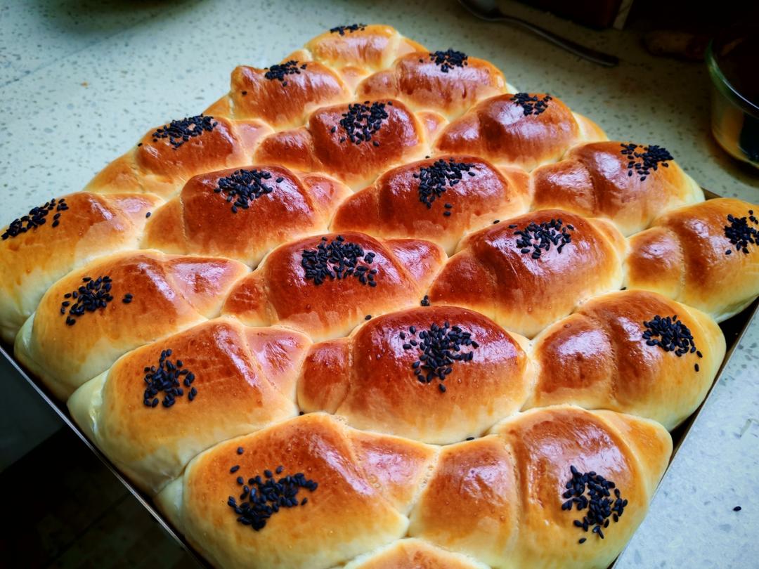 又香又软又拉丝，咬一口奶香十足！超治愈的淡奶油波兰种小餐包