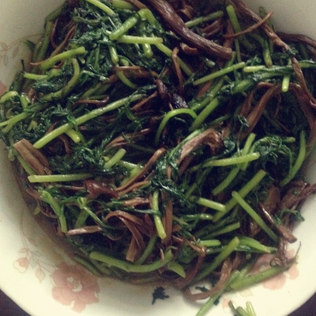 茶树菇炒茼蒿