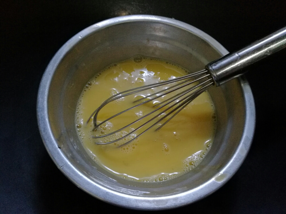 老干妈蒜苔炒蛋的做法 步骤3