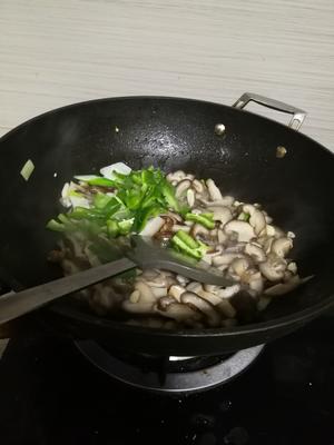 素炒香菇的做法 步骤3