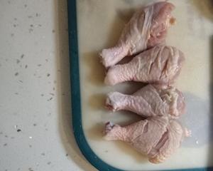 电饭锅焖鸡翅的做法 步骤2