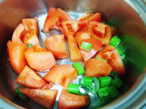 无油番茄炒菜花的做法 步骤1