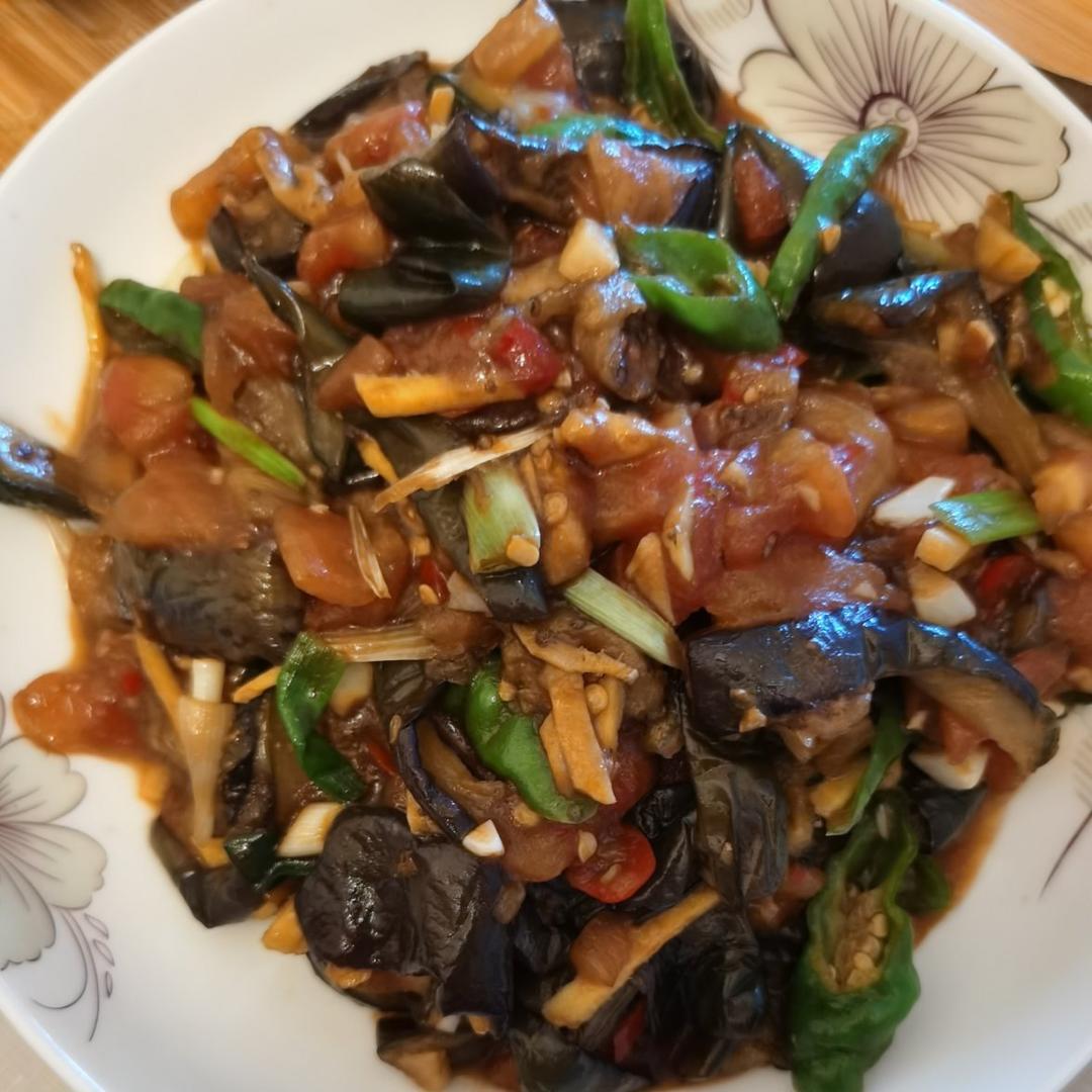 红烧茄子（佐西红柿尖椒）