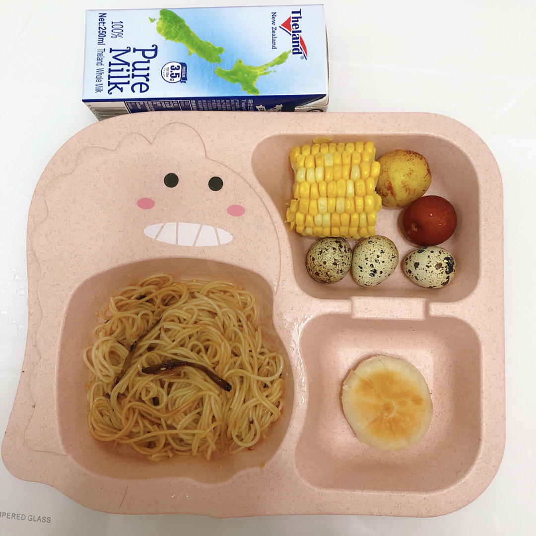 一岁半屁屁洛の早餐记