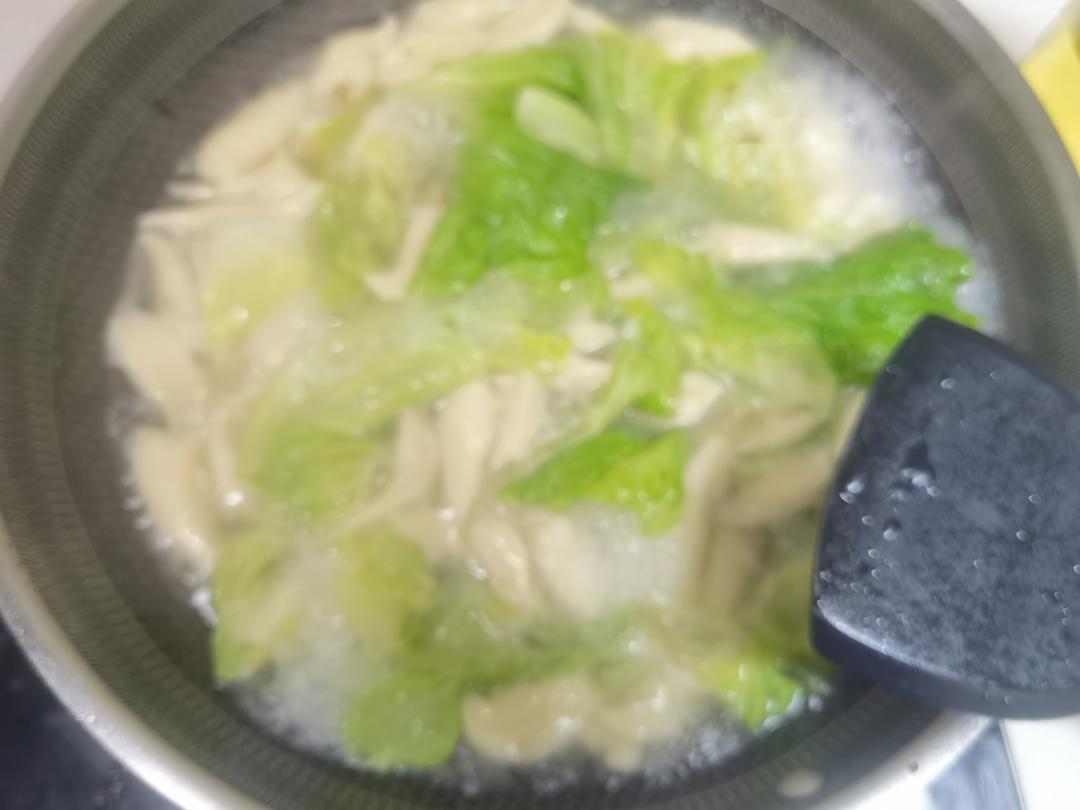 包饺子剩下的面，做了炝锅剪刀面，热乎乎吃美了