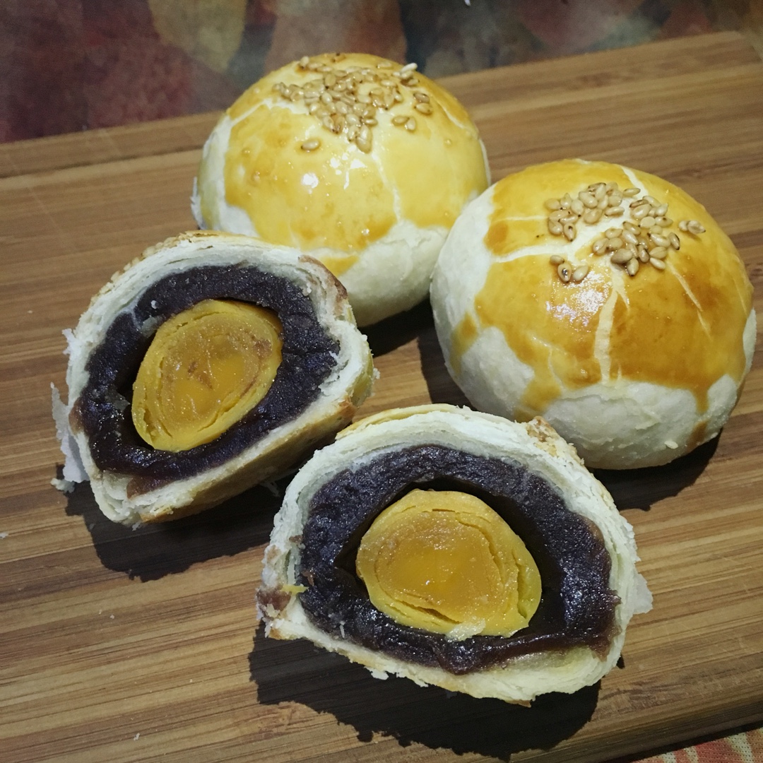 蛋黄酥 Danhuangsu