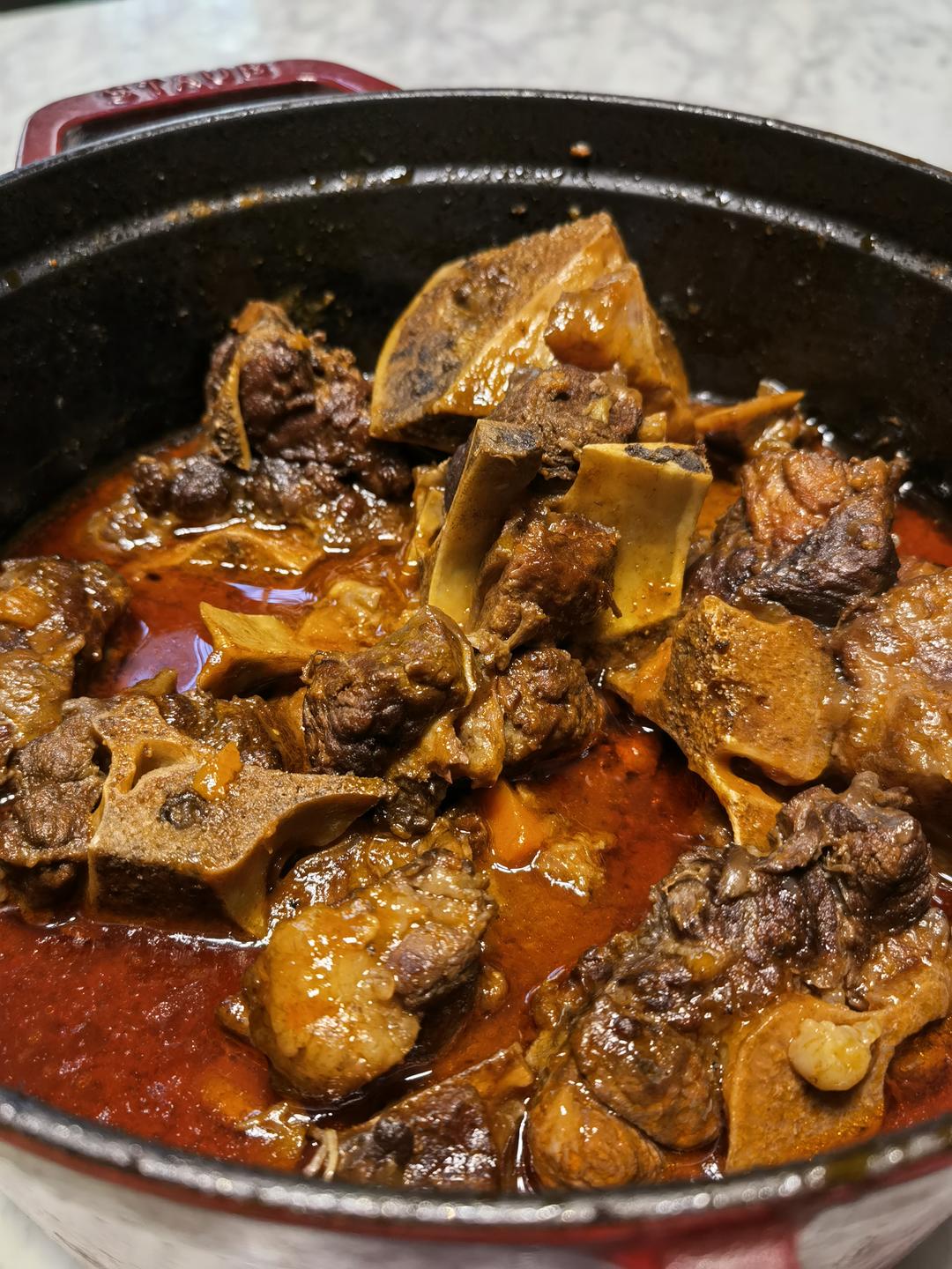 红酒烩牛尾：口感酥烂，汤汁鲜美