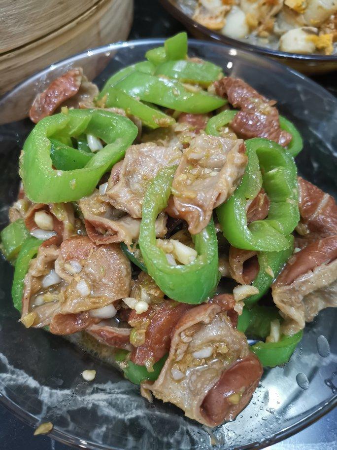 仨小厨·青椒炒肥肠（快手版）