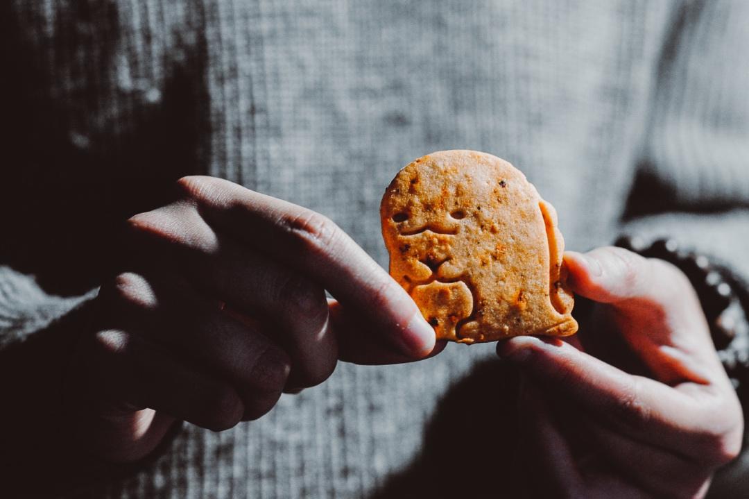 超简单！好吃又平整的糖霜饼干底的做法（附贴心小提示哦）