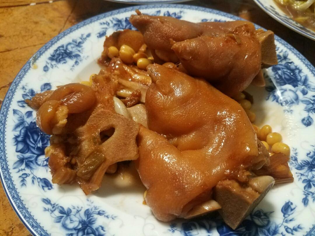 美味的黄豆炖猪蹄