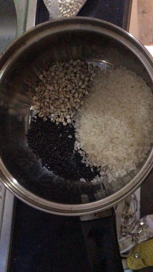 黑米薏仁红枣粥的做法 步骤1