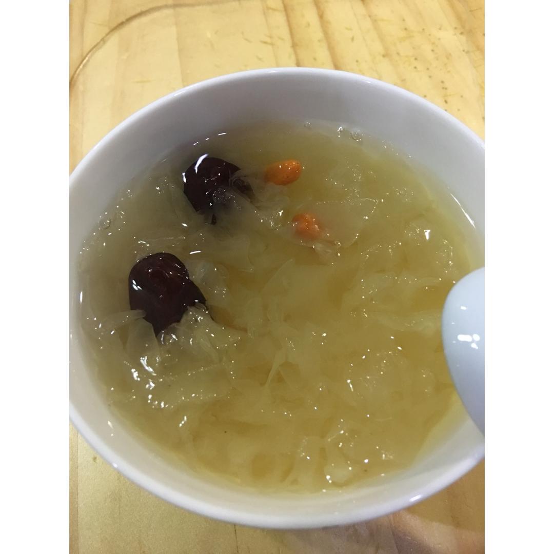 冰糖银耳红枣汤