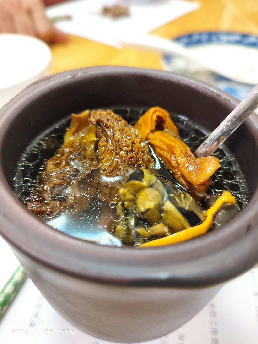 羊肚菌姬松茸炖鸡汤