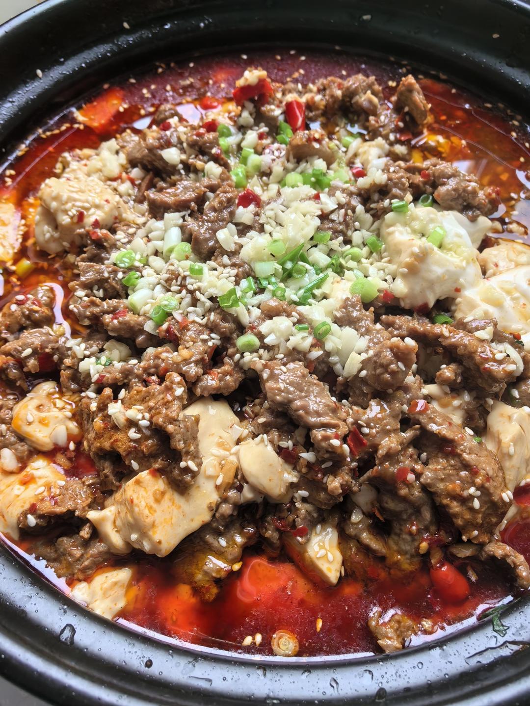 厨师长教你：“豆花水煮牛肉”做法，牛肉麻辣鲜香，豆花嫩滑入味