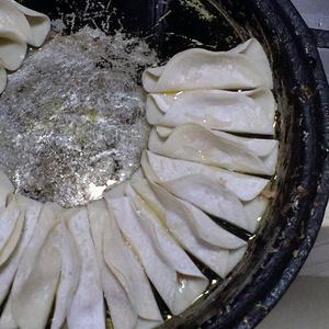 锅贴饺子的做法 步骤4