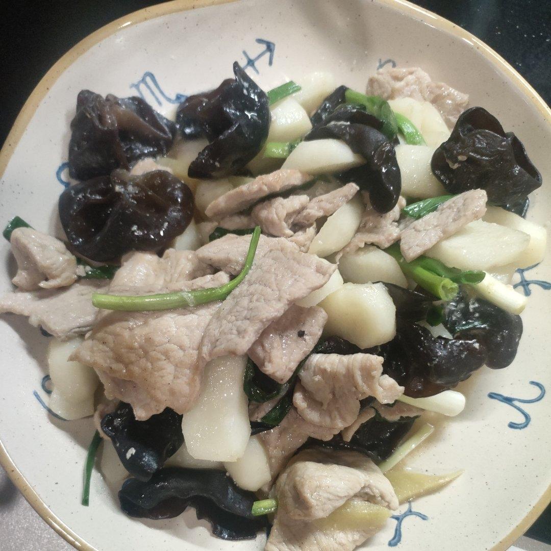 有它就不肯离桌～马蹄木耳青蒜炒肉丝