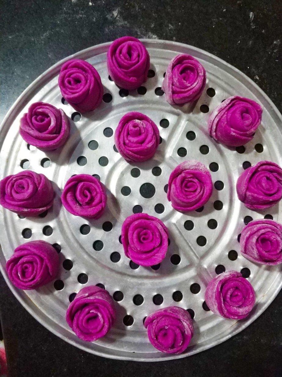 多多_niar做的火龙果玫瑰馒头