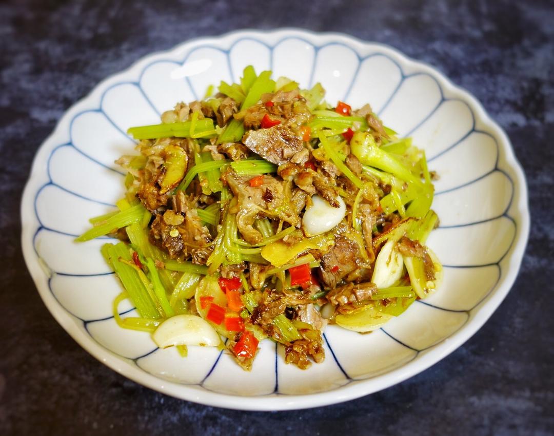 香芹回锅熟牛肉的做法