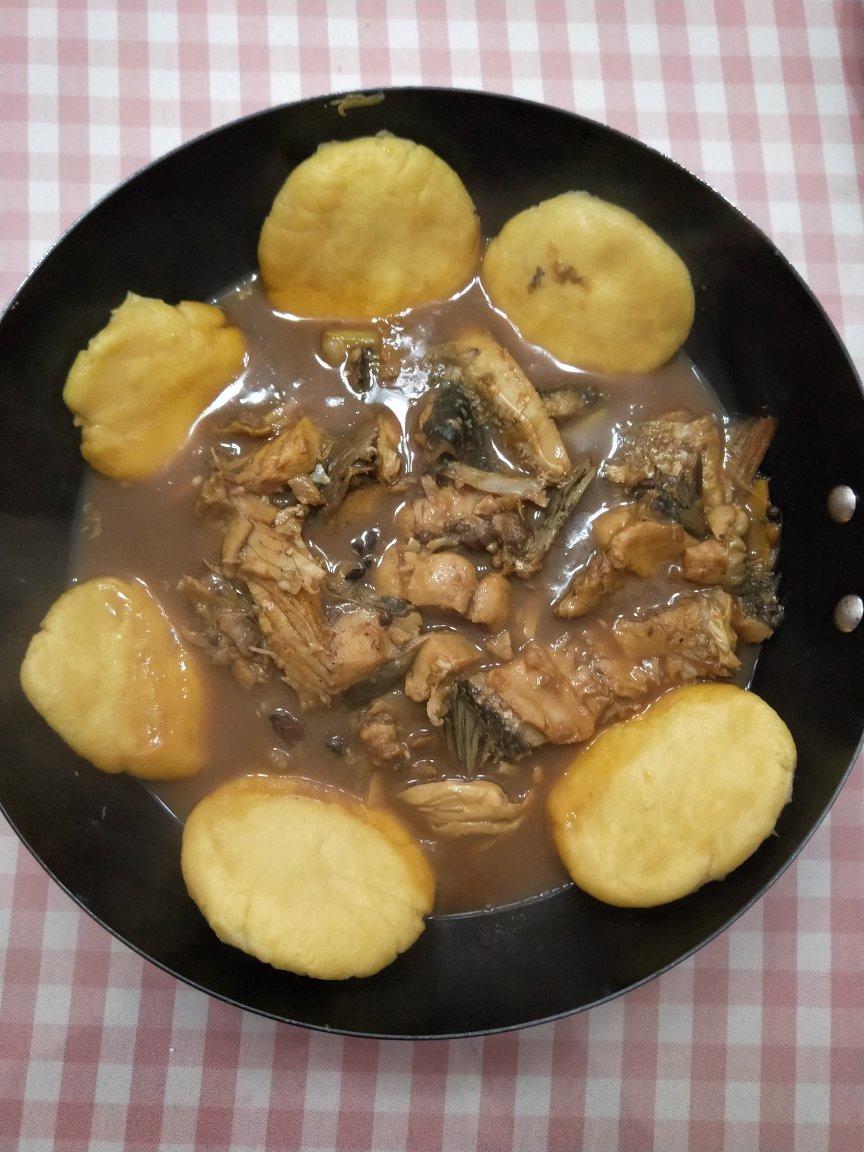 铁锅炖鱼贴饼子