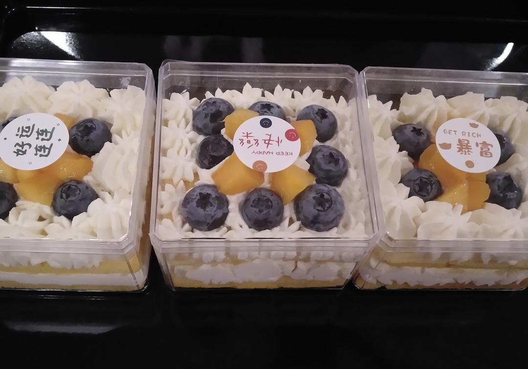 草莓奶油蛋糕盒子