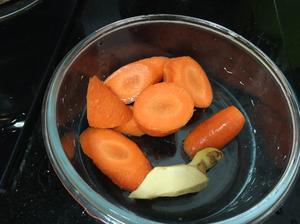 补钙牛骨薯仔西红柿汤的做法 步骤3