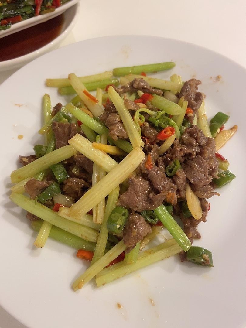 湘菜口味的芹菜炒牛肉