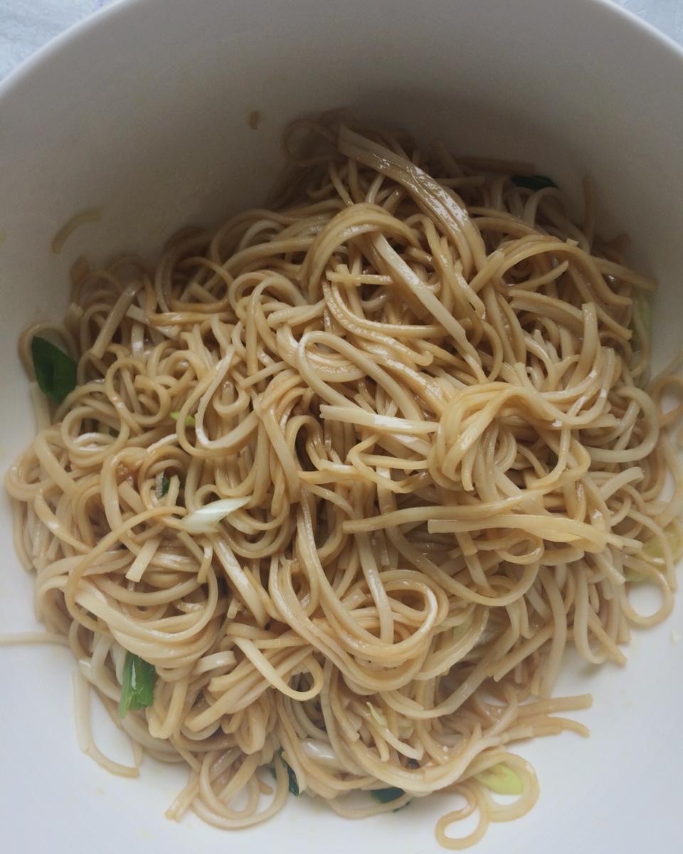 葱爆面—就是汪涵在天天向上里面做的那个啦
