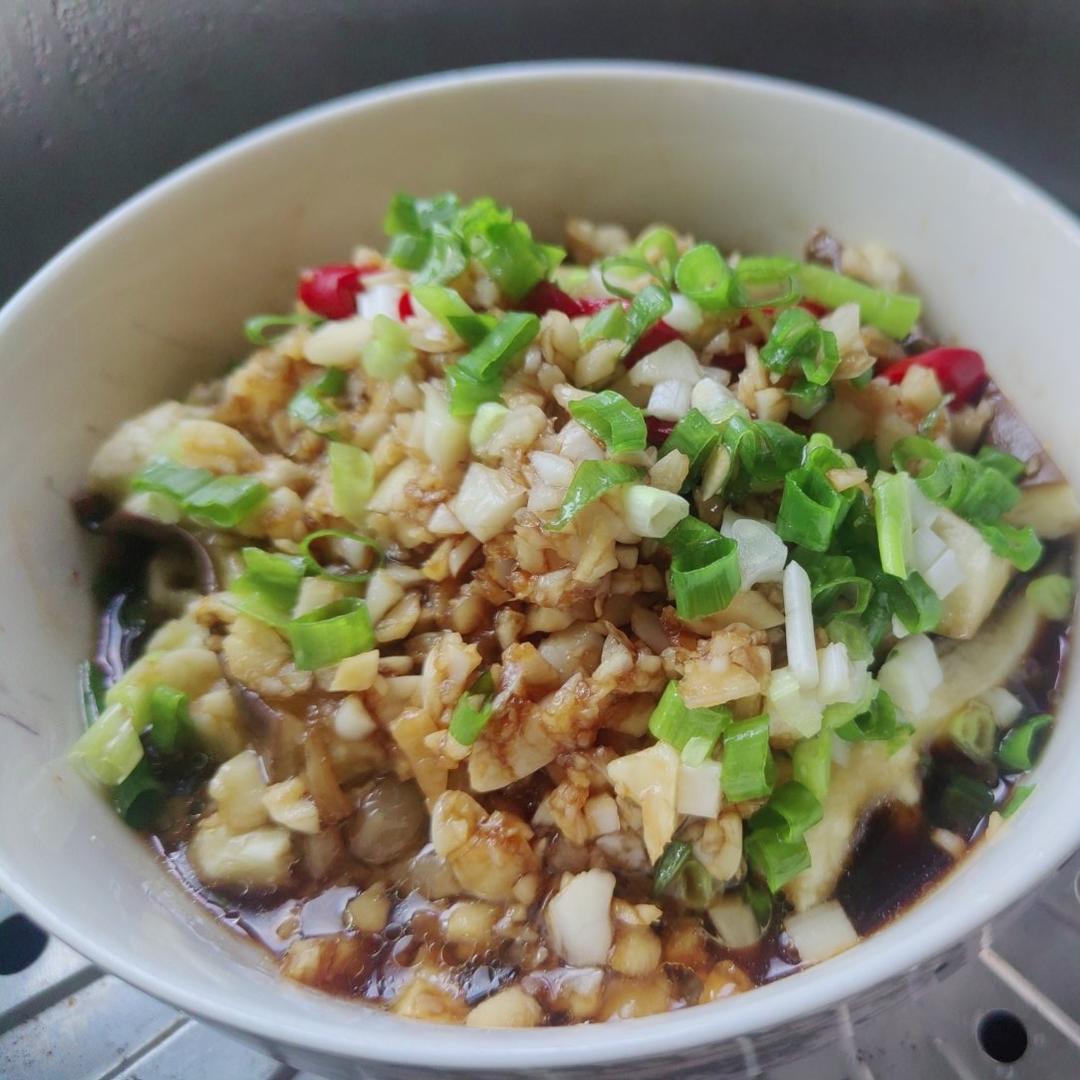 简单、少油的蒜蓉蒸茄子（长茄）