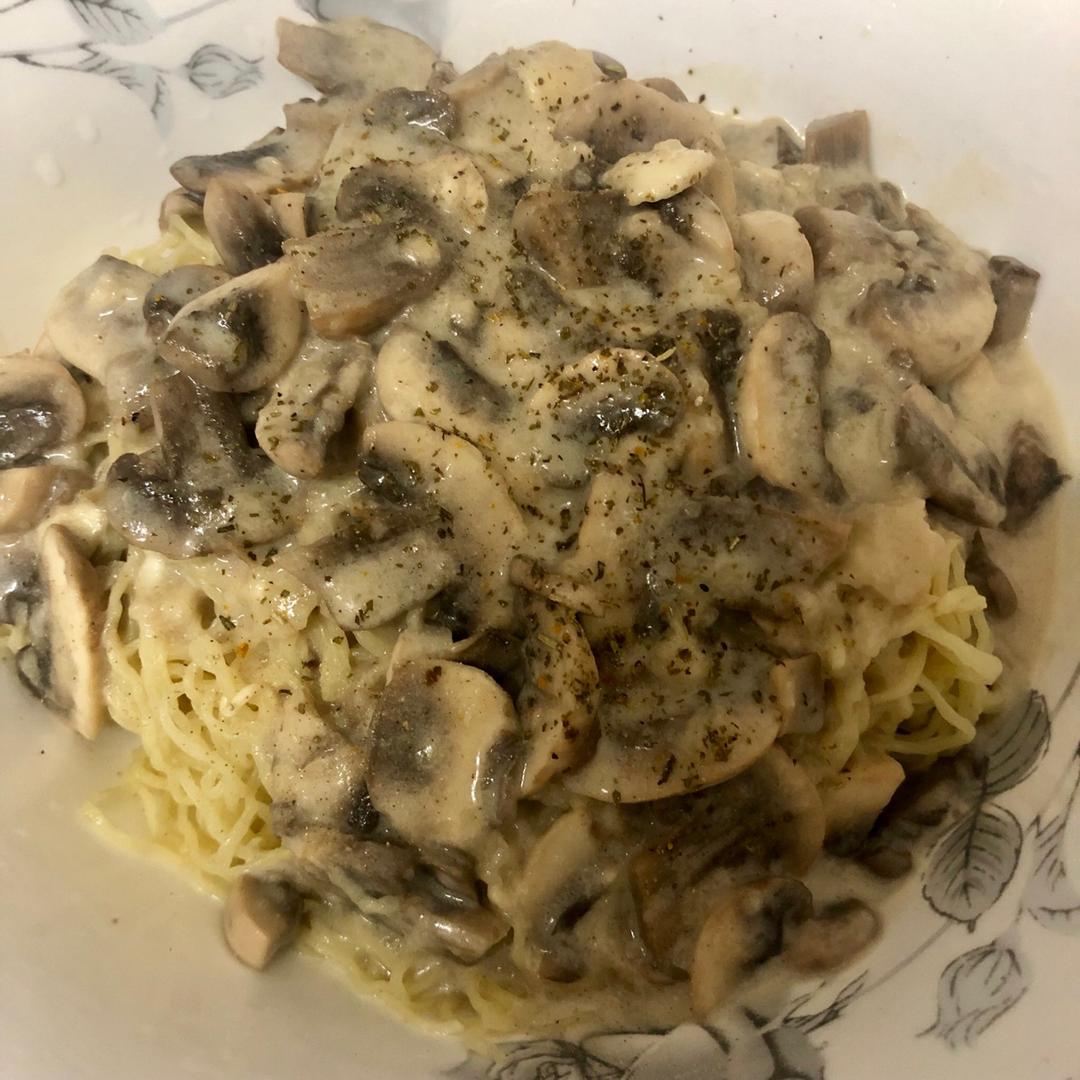白蘑菇奶油培根意面
