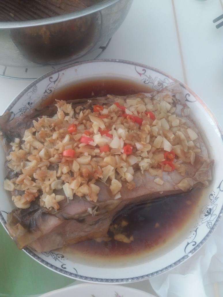 蒜香鲤鱼的做法 步骤4