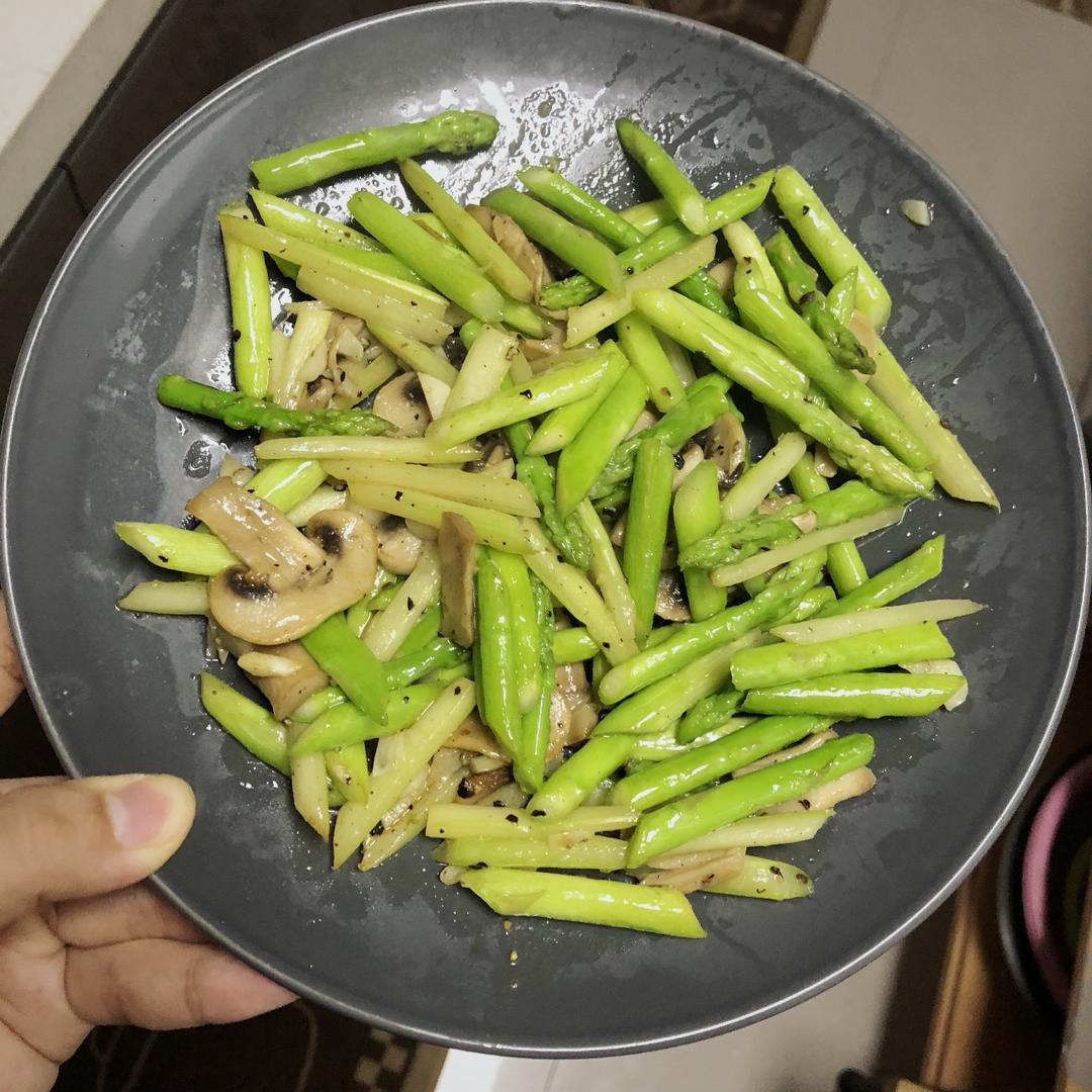 芦笋炒蘑菇