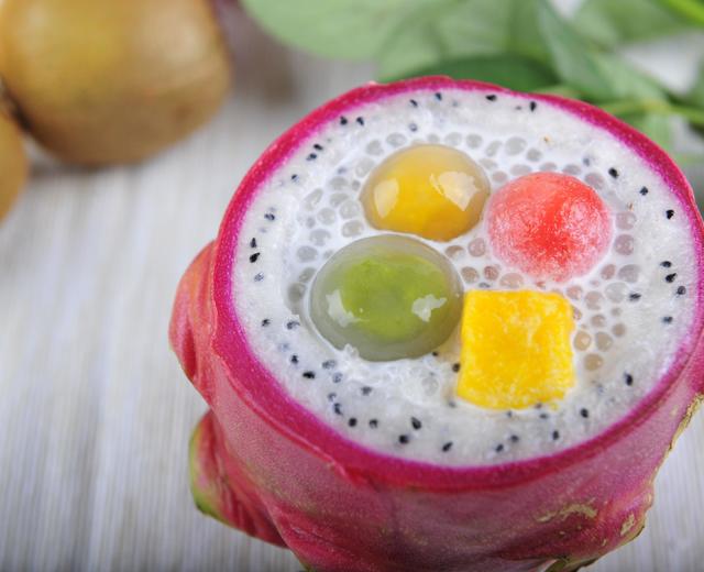 夏日的凉爽甜品 - 椰汁西米汤圆火龙果盅的做法