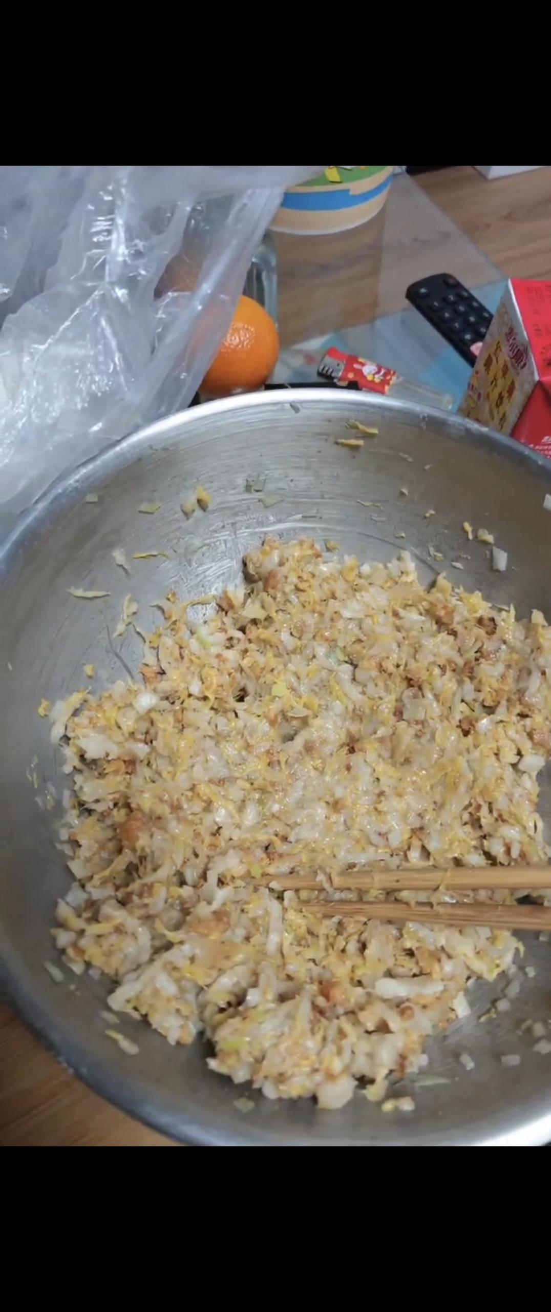 肉脂渣酸菜馅饺子