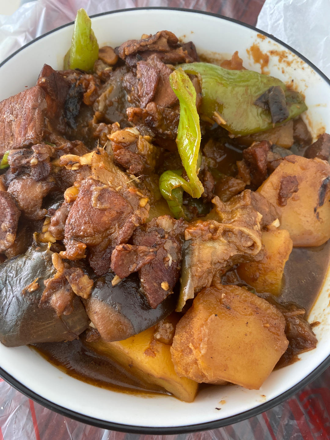 土豆炖茄子家常版，土豆茄子一起炖特别受欢迎，赶紧试试