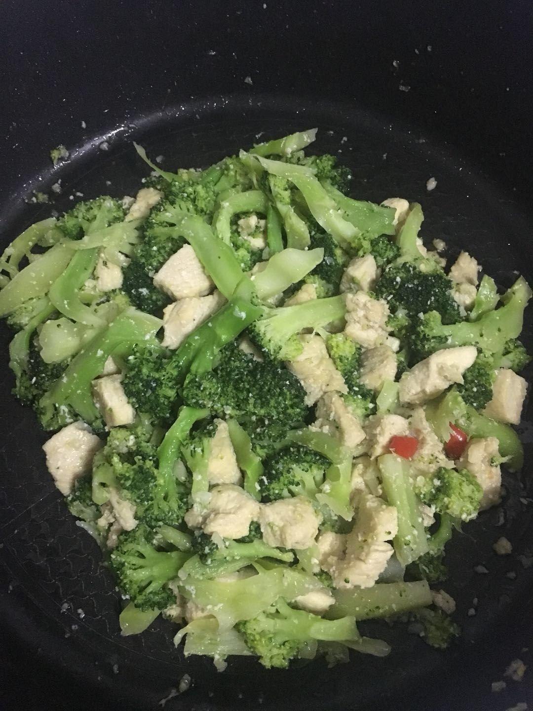 减脂增肌食谱——美味西兰花炒鸡胸肉