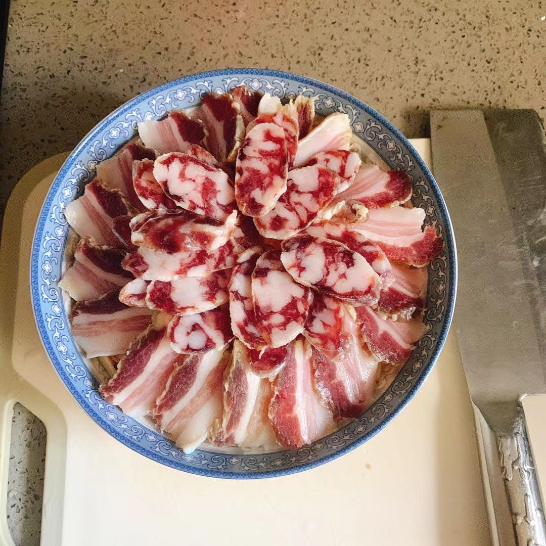 asura邹潇做的百叶蒸咸肉和香肠