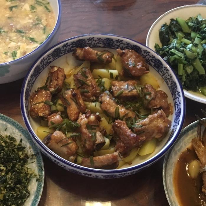 香酥排骨蒸土豆